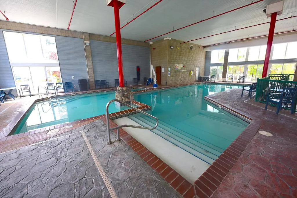 Crown Choice Inn & Suites Lakeview and Waterpark