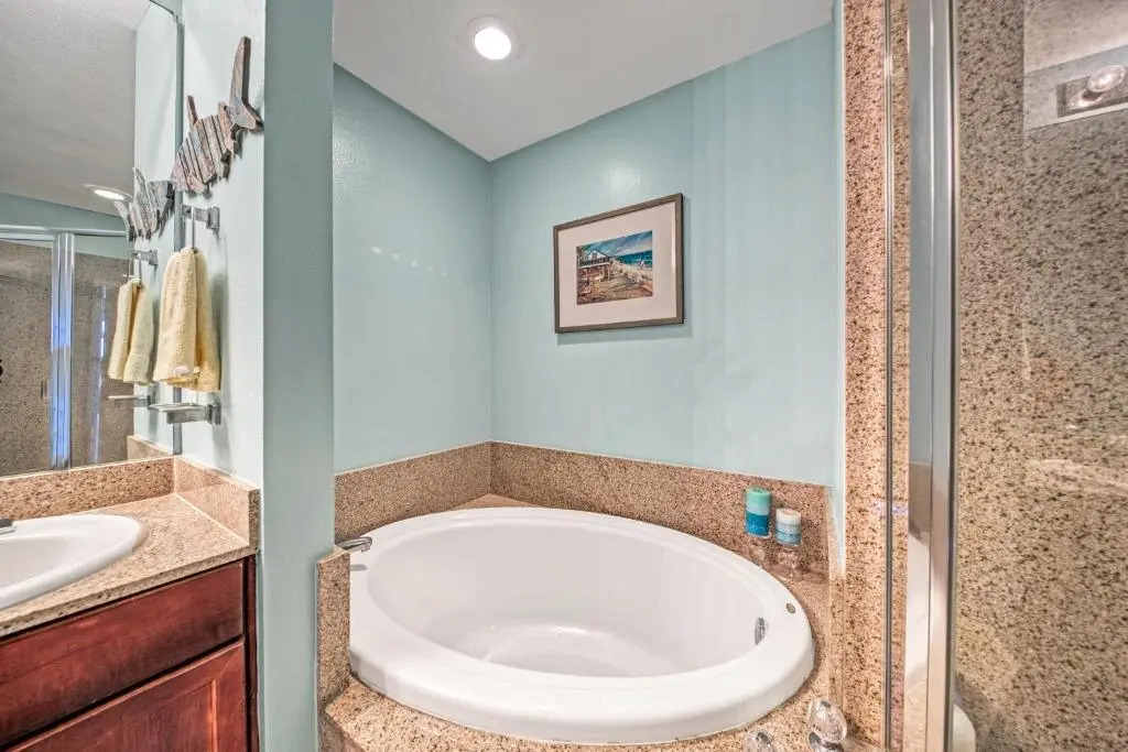 On the 3-d Floor, Laketown 324 - Large 2 BD , Great Views and Amenities