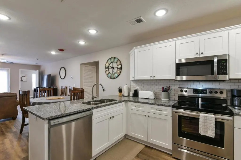 Mystic Cove Condo - Pool - Perfect Location!!