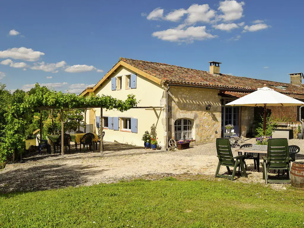 Snug cottage in Saint-Eutrope-De-Born with pool