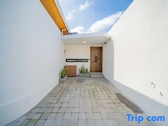 Umah Jerapah Modern 2BR Exquisite Villa in Canggu