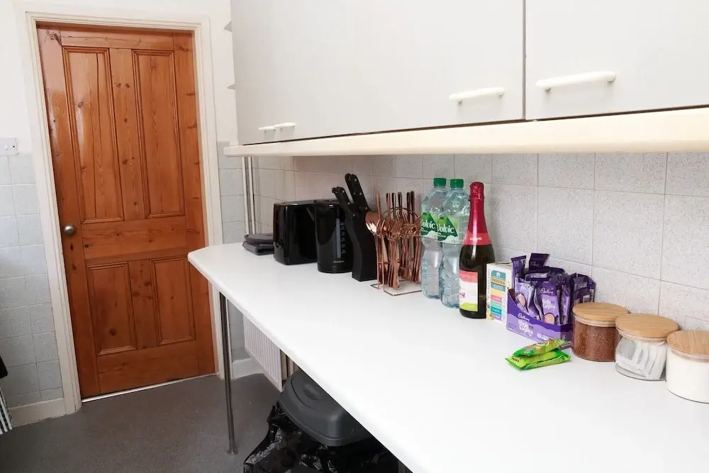 2 Bedroom House - Sleeps 4 - Free Parking, Wifi