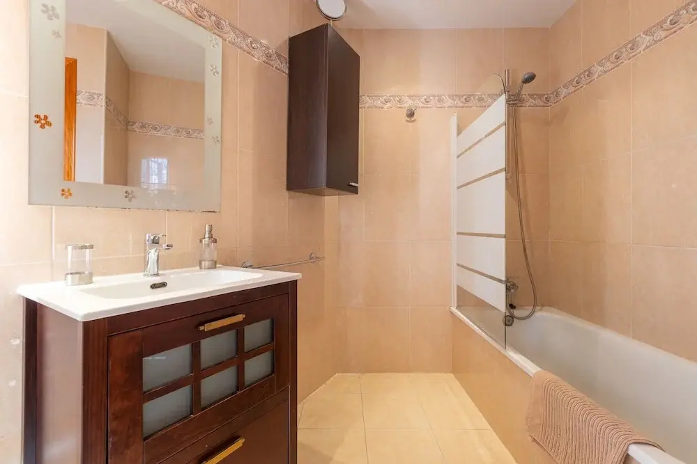 De Ronda in Co n With 1 Bedrooms and 1 Bathrooms