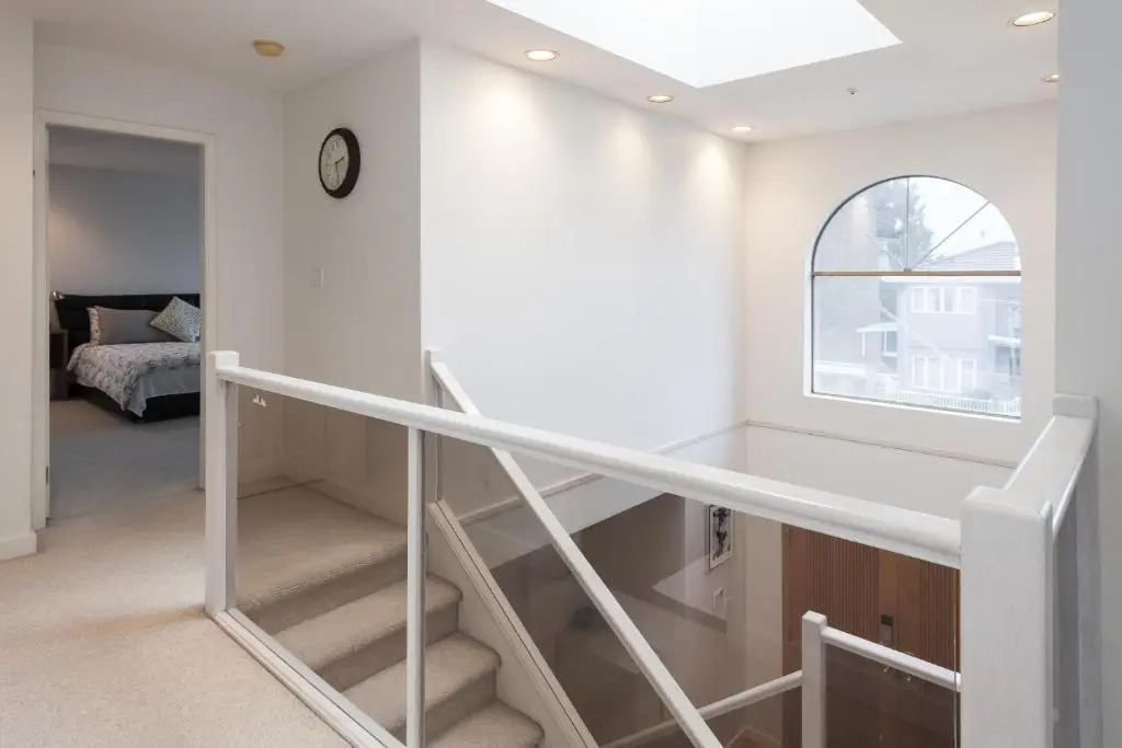 Convenient to Attractions & Close To Airport