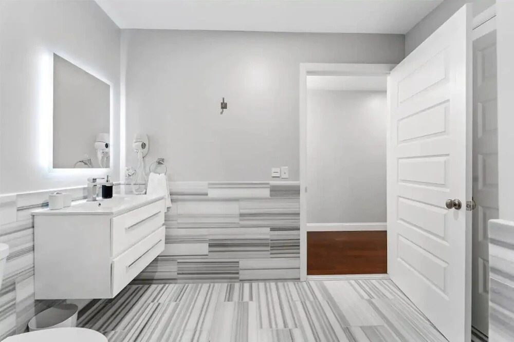 Modern 1 Bedroom Next Door to PPG Arena