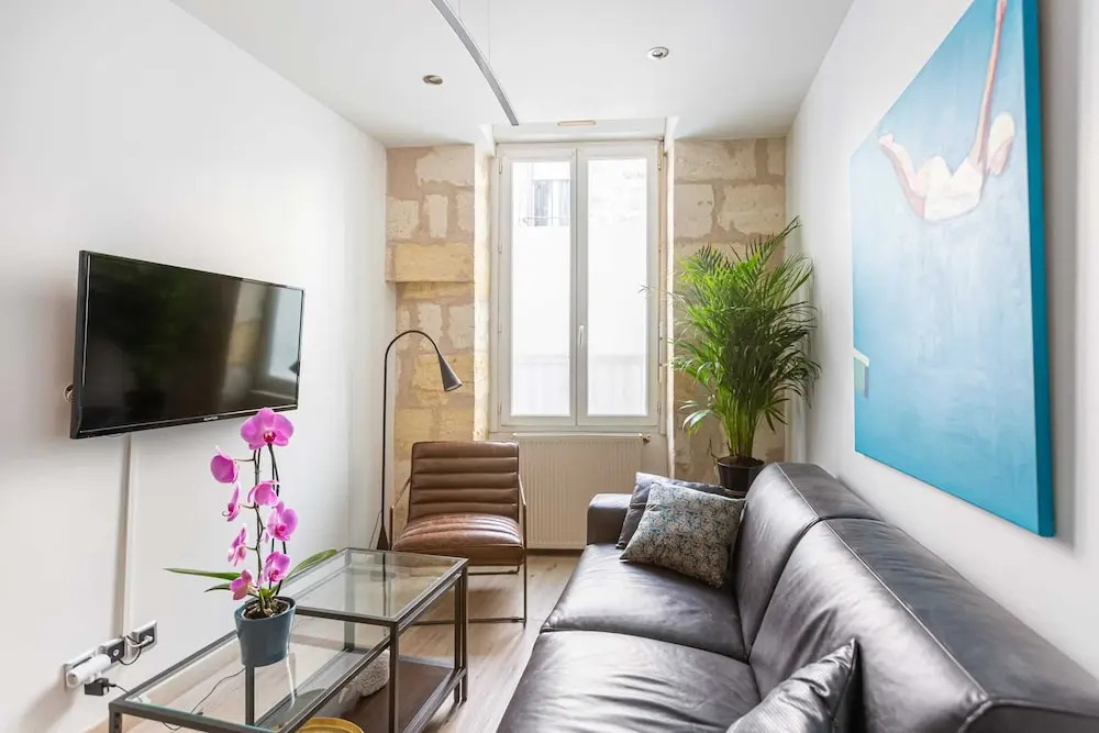 Beautiful apartment near train station by GuestReady