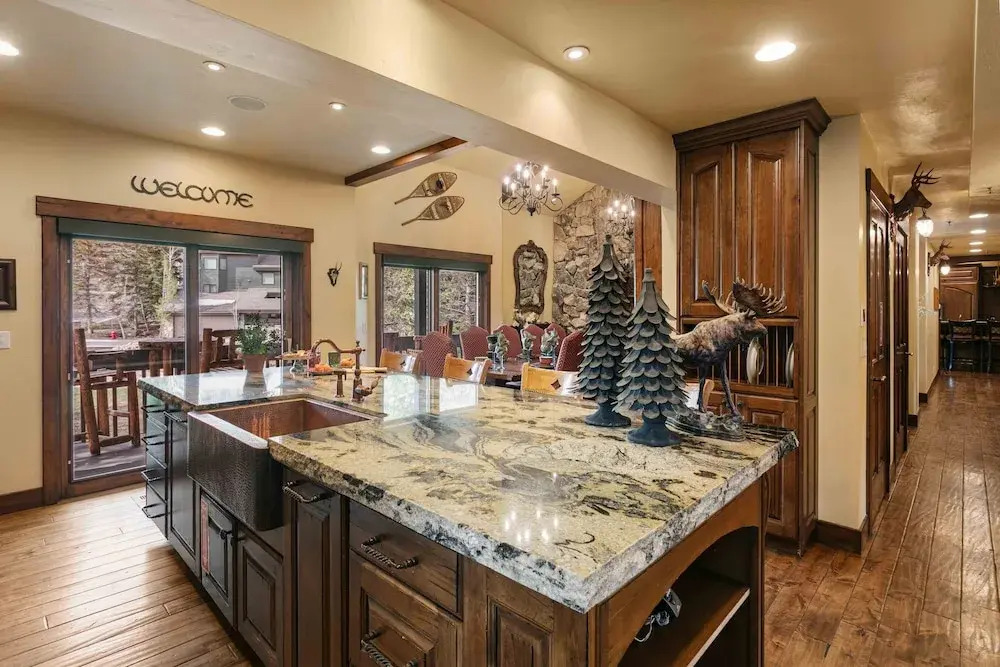 1617 - Six Bedroom plus Den Lakeside 6 Condo
