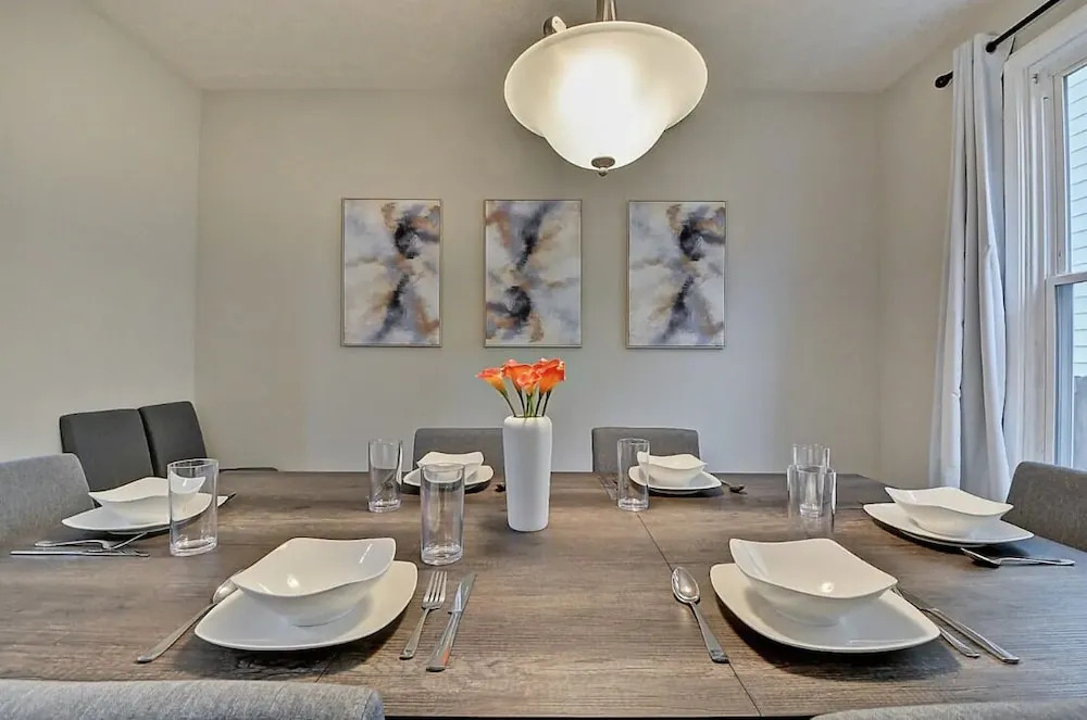 Spacious 6BR/3BA House w/ Parking! Sleeps 20!