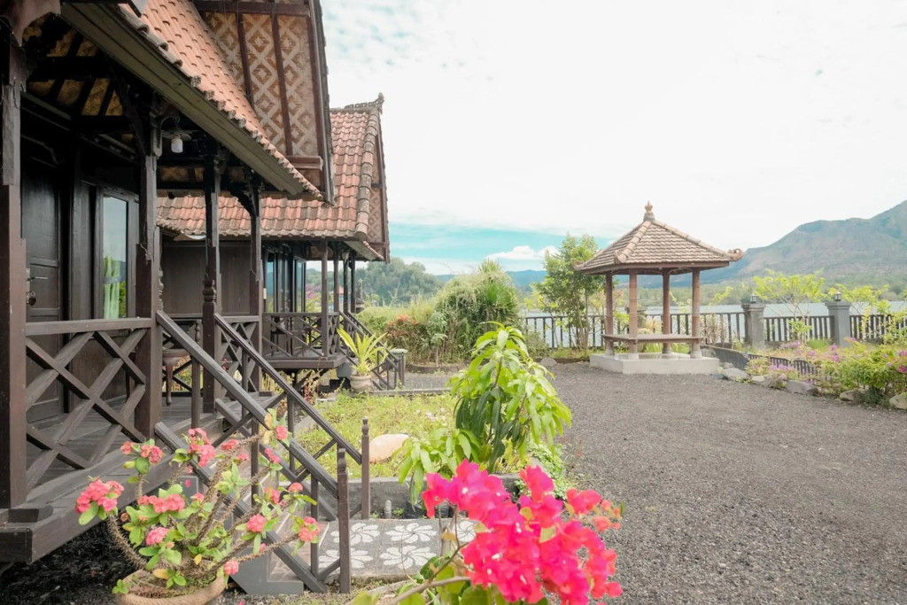Resto Apung and Bungalow Kedisan Batur Lake View RedPartner