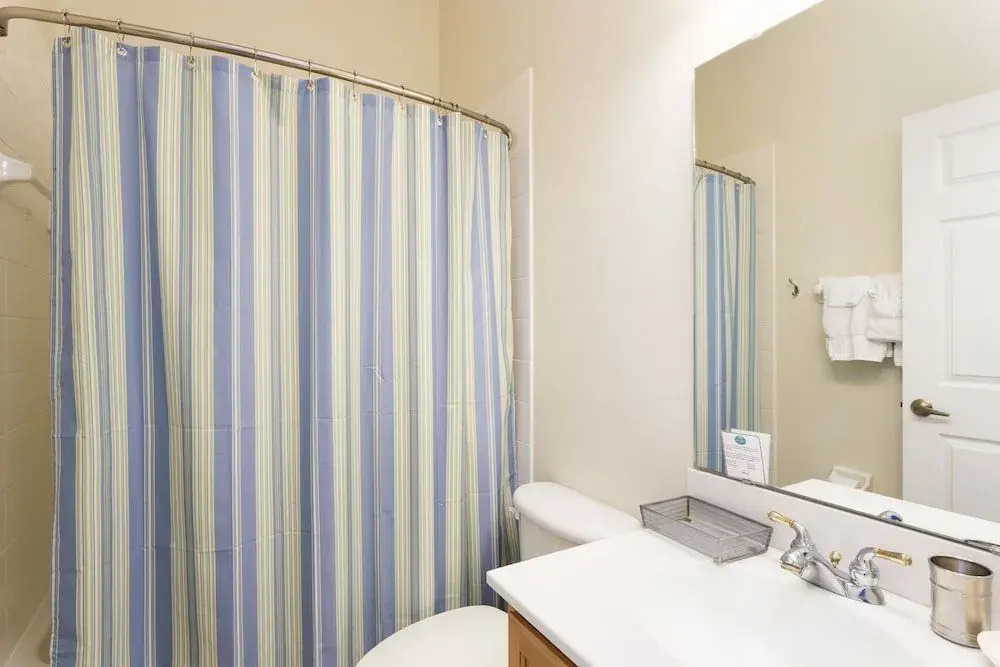 3 Bed Reunion Home w/ South Facing Pool by RedAwning