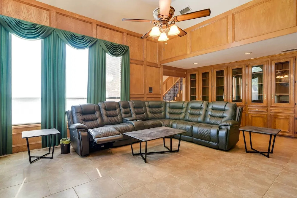 Expansive Home w/ Pool Table ~ 15 Mi to Galveston!