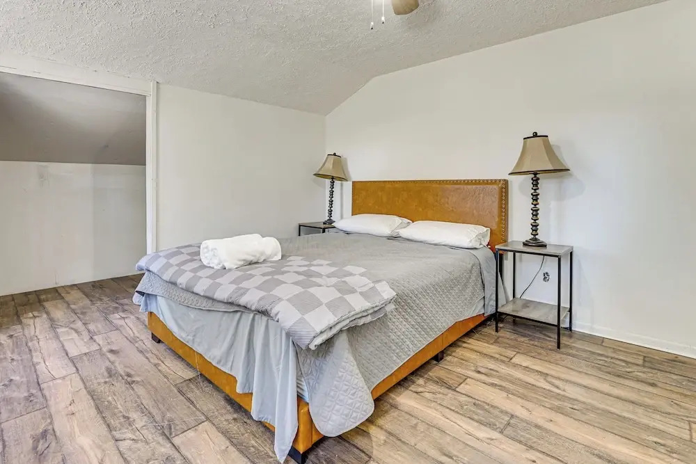 Private Pool & Yard: Pet-friendly Home in Toledo