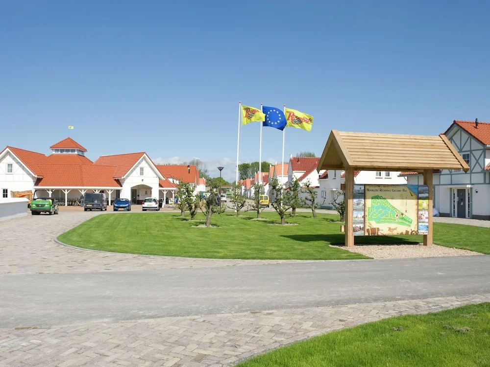 Semi-detached, Comfortable Villa With Wifi, Beach at 400 m
