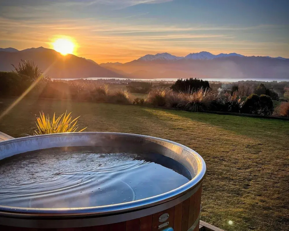 Fiordland Eco-Retreat -- Panoramic Views -- Hot Tub