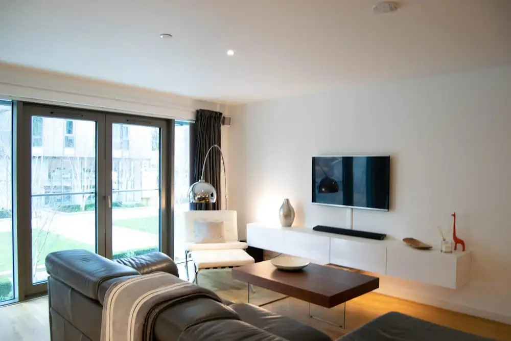 Stunning 2 Bedroom Apartment on the River Thames