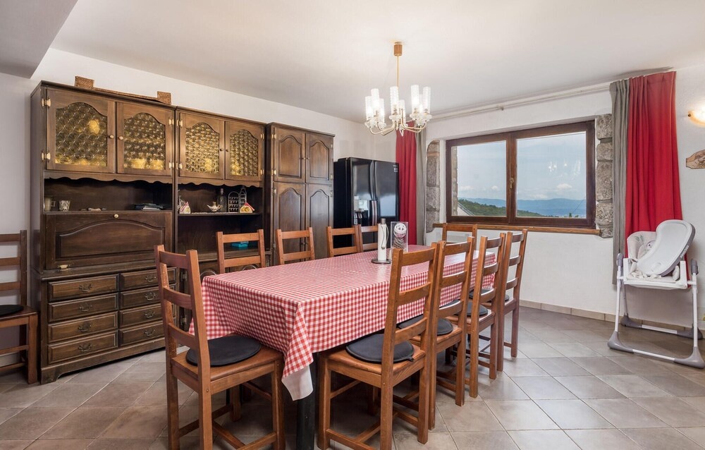 Beautiful Home in Icici With Wifi, 5 Bedrooms and Outdoor Swimming Pool