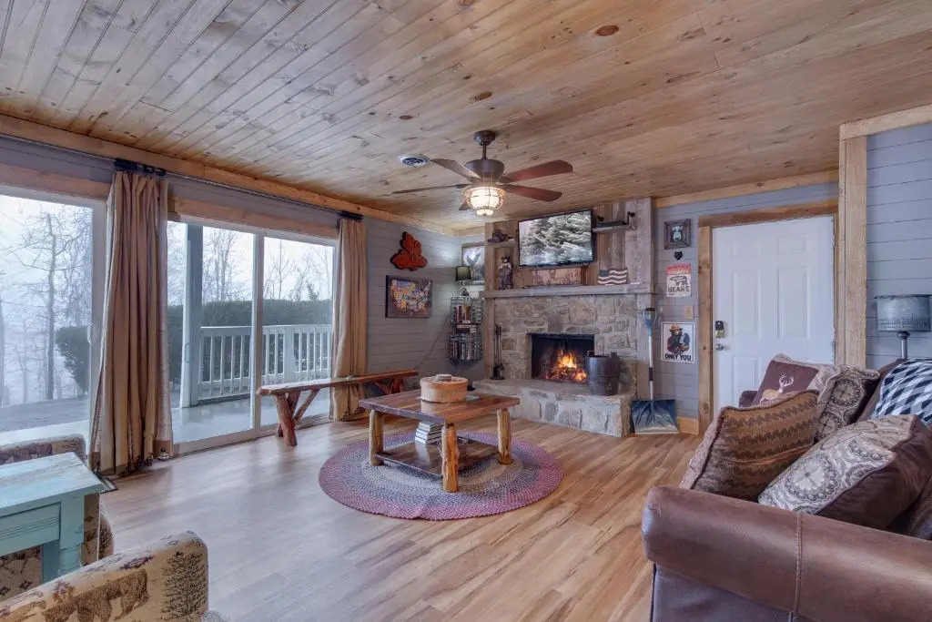 Swiss Bear Haus, 4 Bedrooms, Hot Tub, Pool Access, Sleeps 12