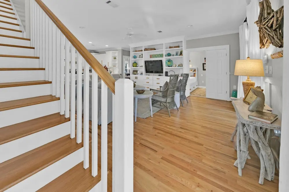 Spacious 4-bedroom Beach Retreat: Ideal for Families & Groups!