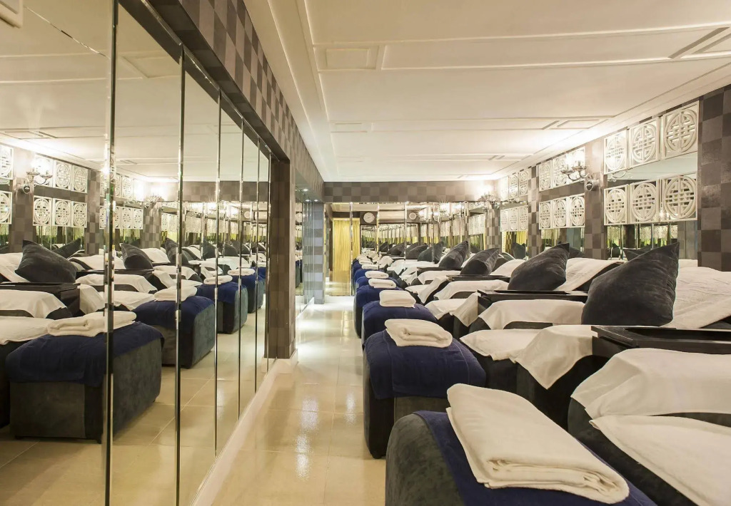 Victor Metropolis Hotel & Rooftop Bar