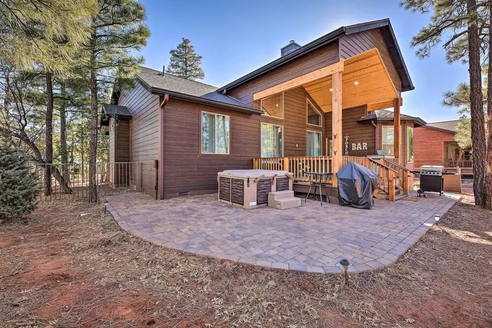 Hot Tub & Ponderosa Views! Luxe Cabin in Lakeside