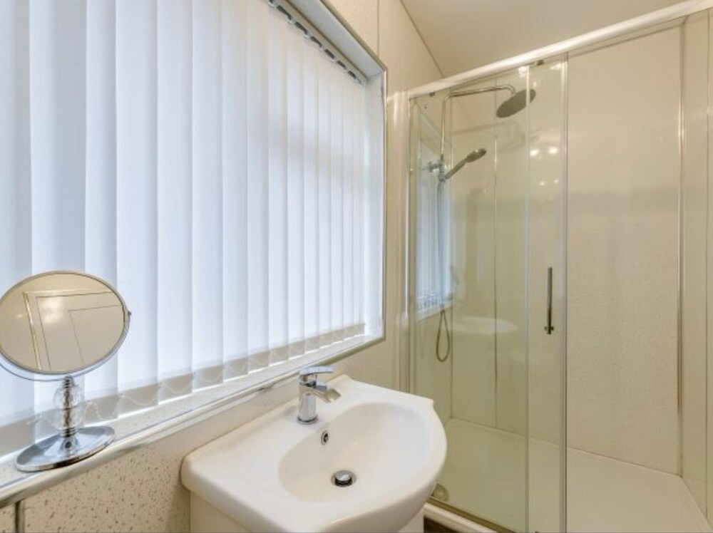 Apartment Sleeps 2 With Parking and Pets Welcome