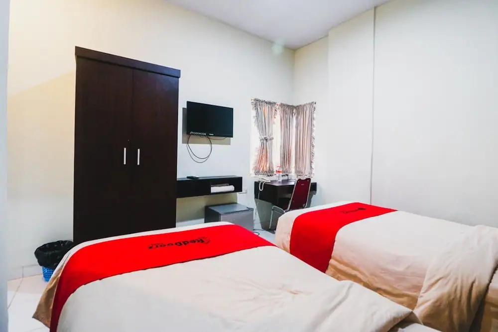 Reddoorz Plus near Mall Ratu Indah 2