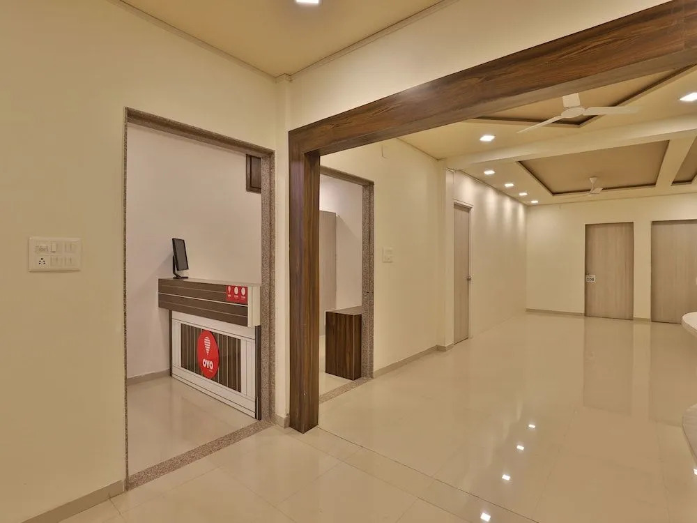 OYO 11750 Hotel Starz