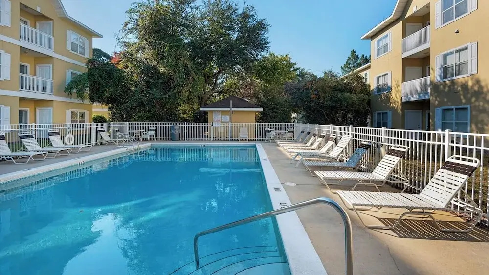 1st Floor, Walkable to Dining, Shopping, Beach - Sleeps 6