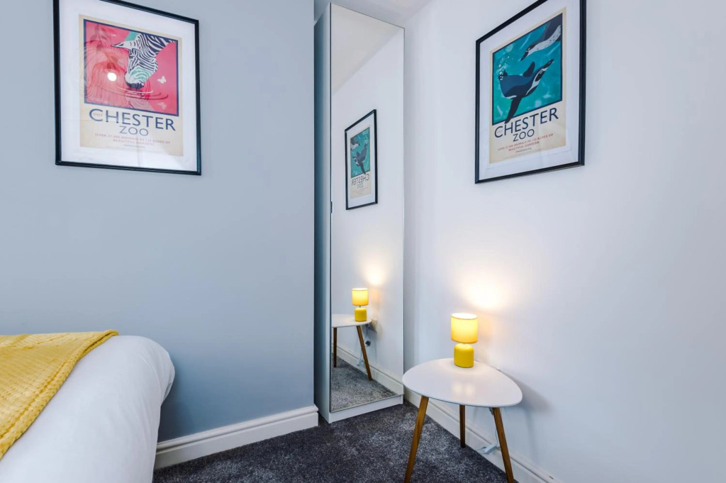 Stylish 2-bed home in Chester City-Centre by 53 Degrees Property, ideal for Couples & Small groups, Great Location - Sleeps 5