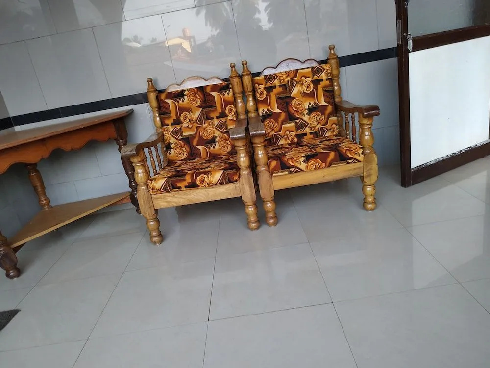 Iroomz Savitri Guest House