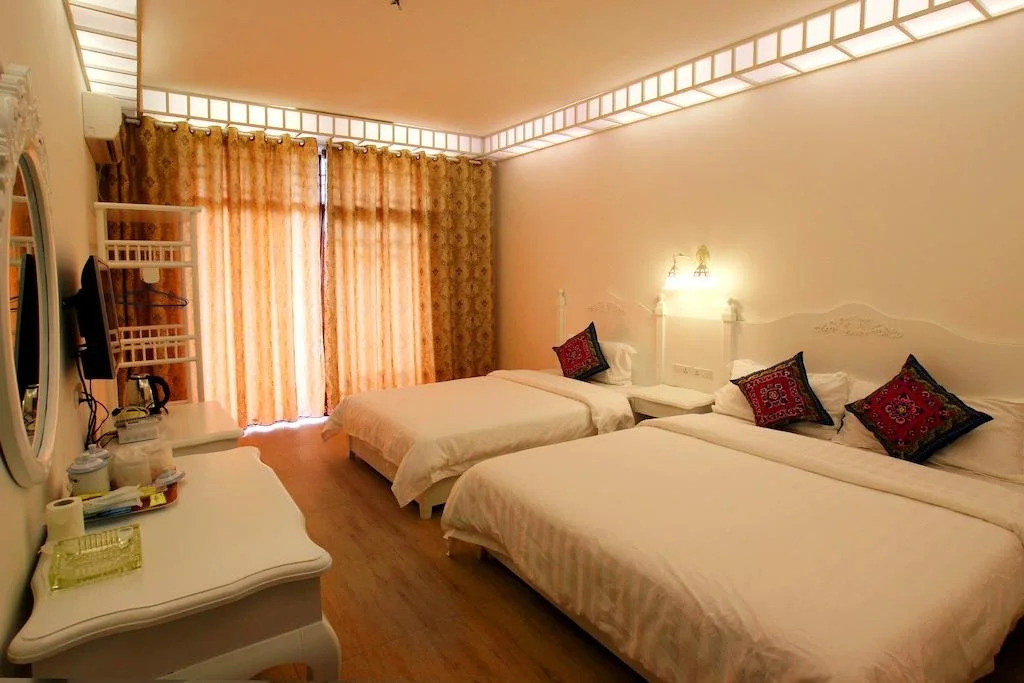 Warm Cloud Mountain Residence Hotel (Yangshuo West Street Branch)