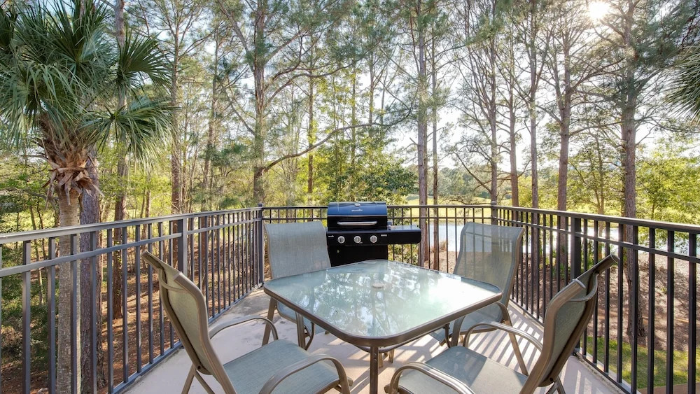 CONDO with GOLF CART and short walk to Village of Baytowne Wharf