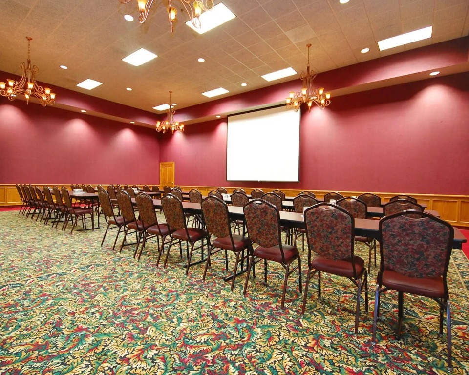 Norfolk Lodge & Suites, an Ascend Collection Hotel