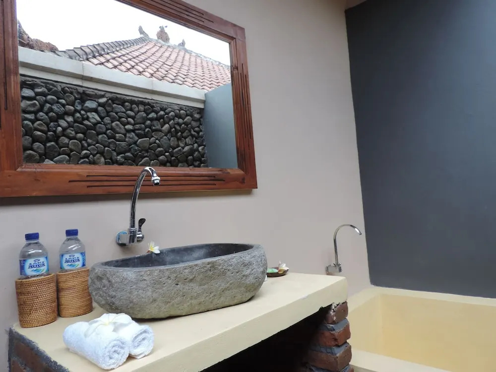 Made Taro - Menjangan Homestay