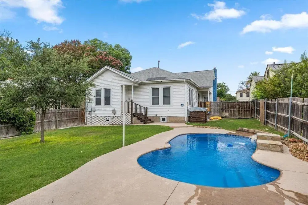 La Nina Charming 3BR Bungalow Pool
