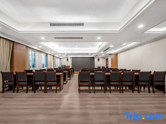 Yifeng Hotel (Wenli College Honghe Campus Store)