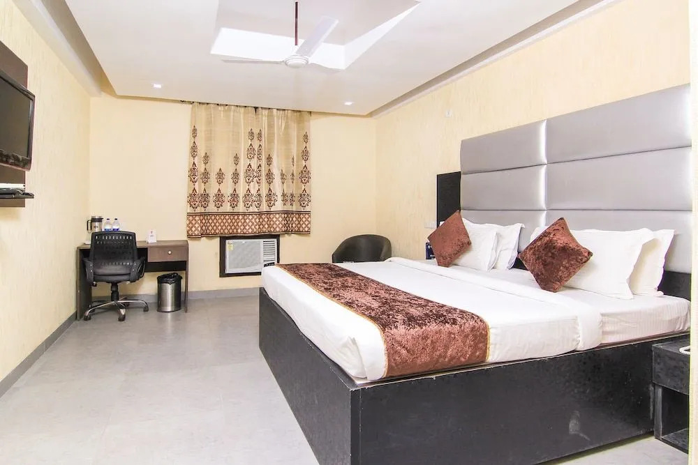 OYO 11532 Hotel SR Grand