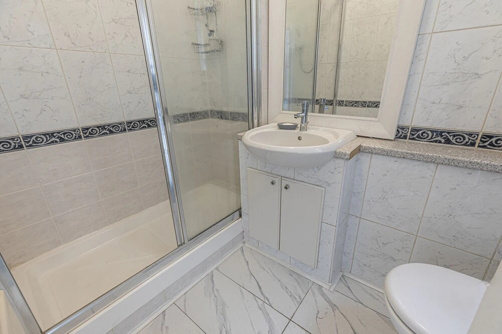 Stylish 3 Bedroom Flat with balcony is West Kensington