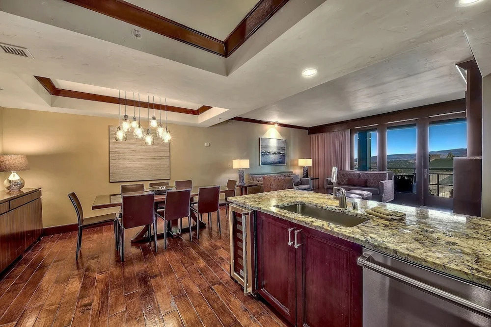 Luxury With Ritz Amenities At Constellation 3 Bedroom Condo by Redawning