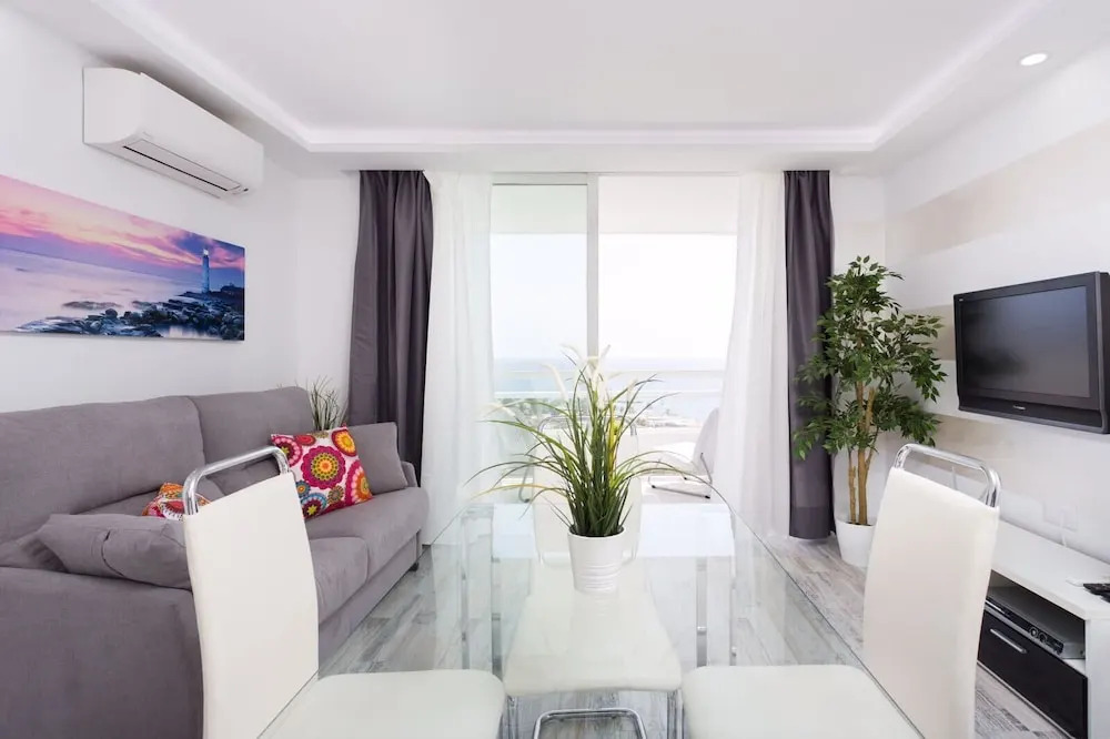 1107 Bright Modern Apartment with Spectacular Sea Views