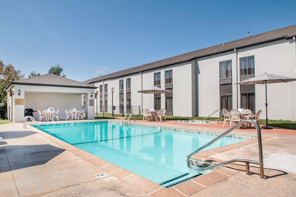 Clarion Inn & Suites Springfield