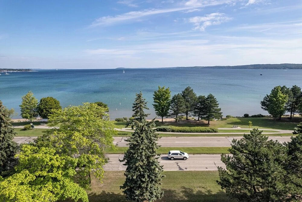 539 Bay St. Lake View Condo Unit 401W