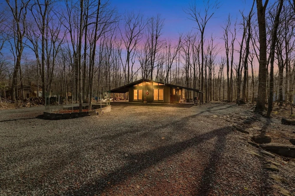 Nostalgic & Cozy Cabin: Steps To Pines Lake! Pet Friendly! 2 Bedroom Cabin by Redawning