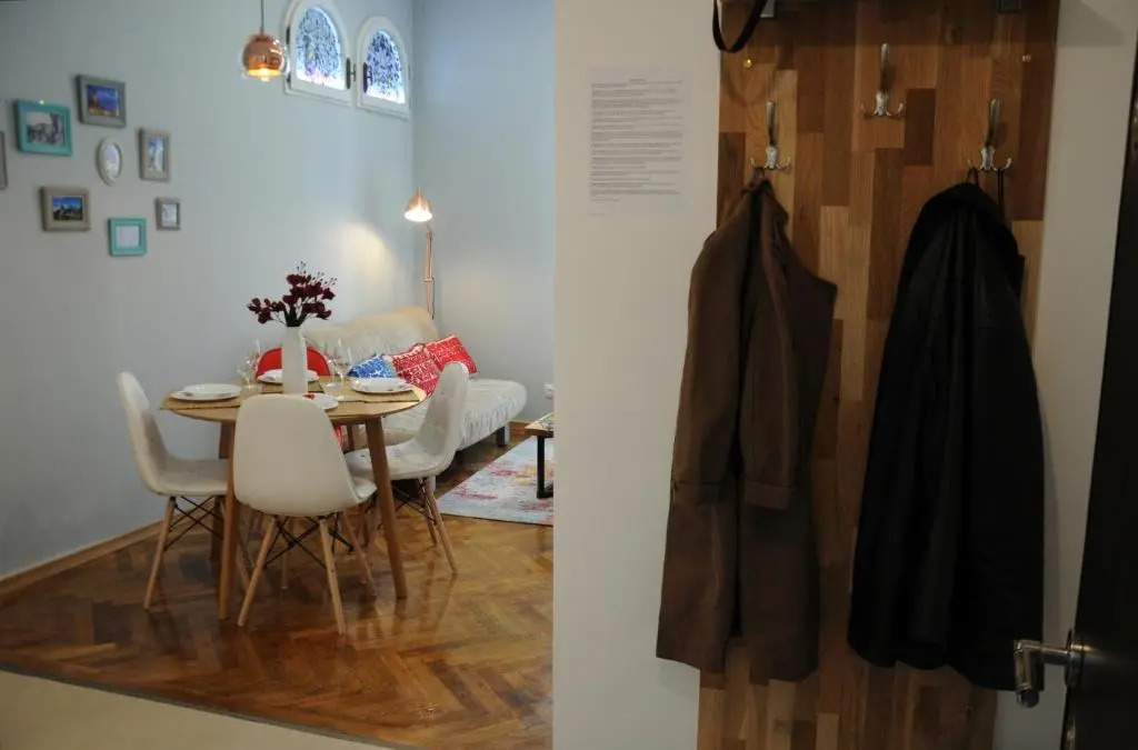 Black Gate - 2 Bedroom Apartment in the Heart of Old Town with Free Private Secured Parking