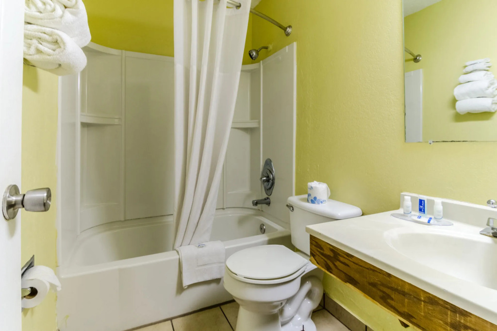 Rodeway Inn & Suites Jacksonville near Camp Lejeune