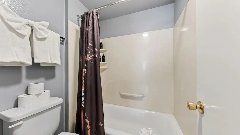 Beach Front Perch by Avantstay Lakefront Condo + Views + Near Dining and Skiing
