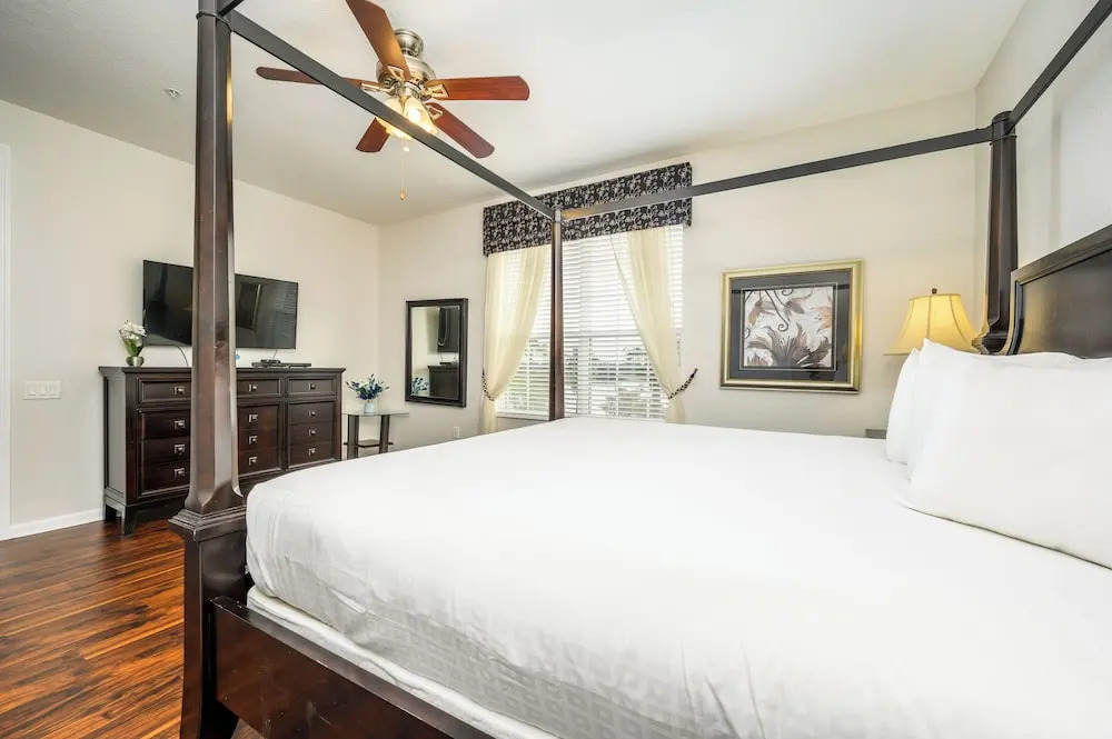 Epic Universe Premium Lake View Condo, Vista Cay - 1002