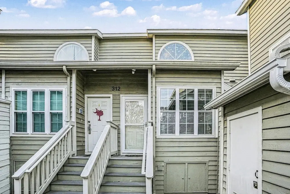 6F Cumberland - split level, 2 bedroom villa, full access!! 2 Condo
