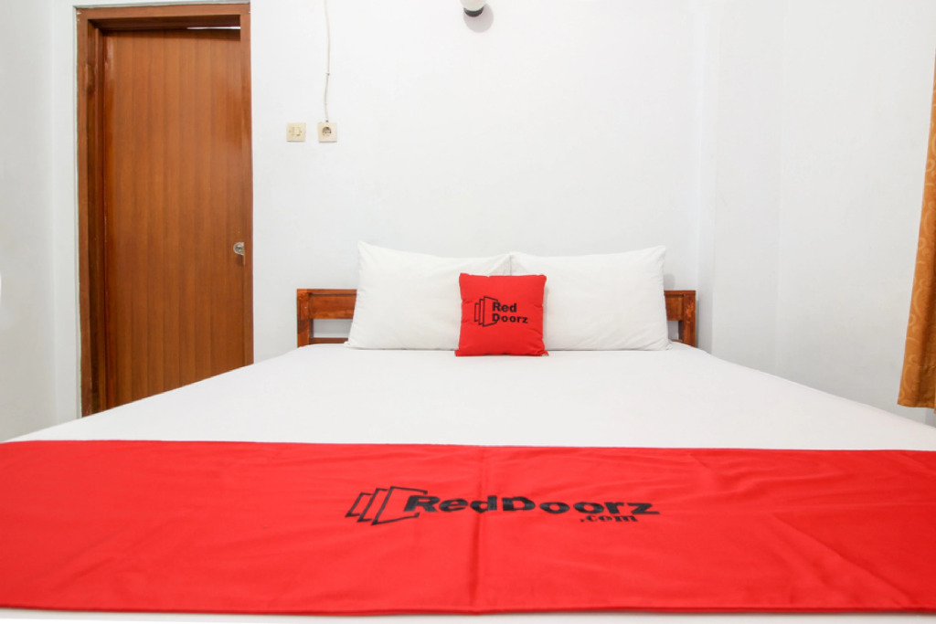 RedDoorz Plus near Alun Alun Selatan