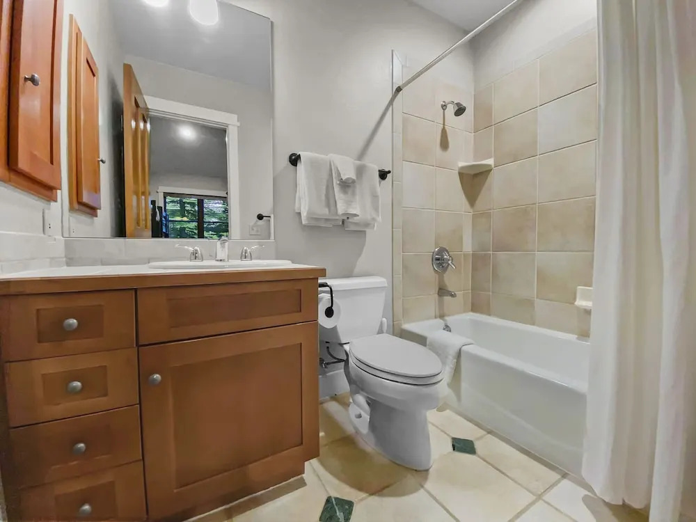 Westridge Chalet 4 Bedroom Townhouse by RedAwning